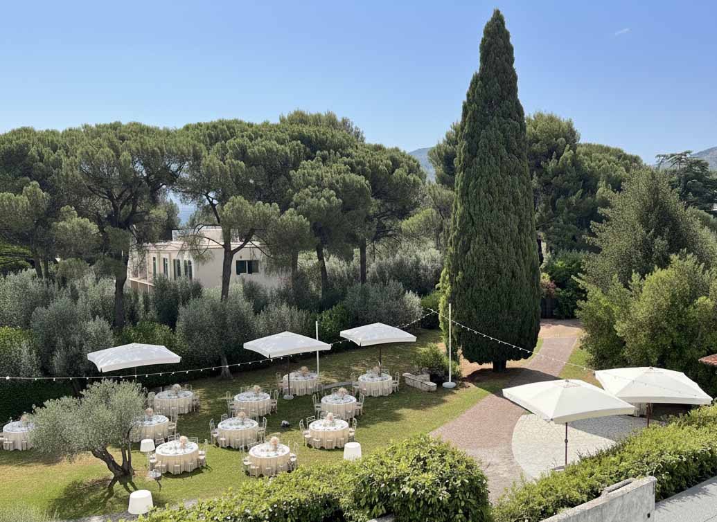 Vista dall'alto del parco di ulivi con i tavoli rotondi allestiti nella villa per matrimoni a Tivoli